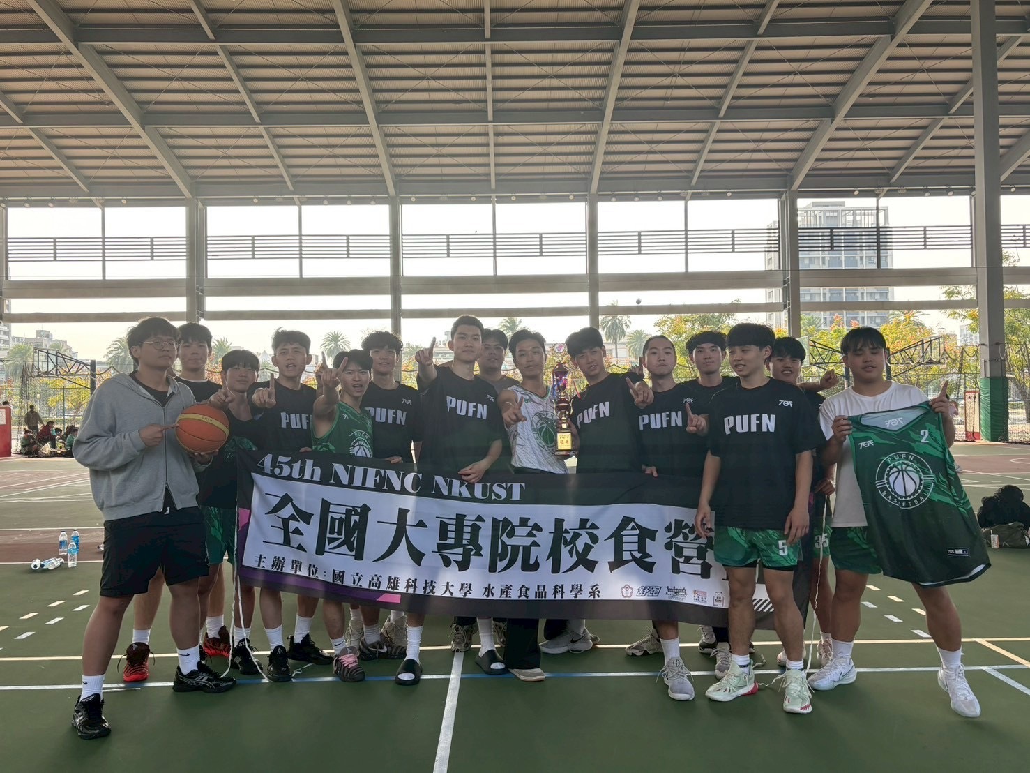 全體隊員與大食盃布條留影，慶祝勝利時刻。